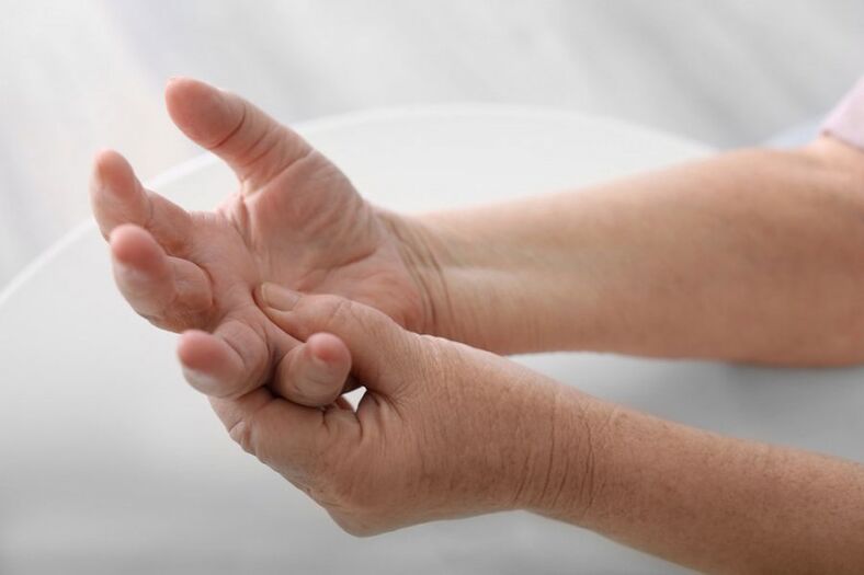 Valu kätes ja sõrmedes on emakakaela osteokondroosi tavaline sümptom